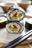 rouleaux de sushi se bouchent avec du saumon, de l'avocat et du concombre. photo