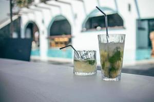 cocktails d'été au bord d'une piscine de villégiature. concept de vacances de luxe dans un filtre à effet vintage. photo