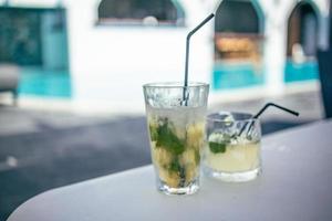 cocktails d'été au bord d'une piscine de villégiature. concept de vacances de luxe dans un filtre à effet vintage. photo