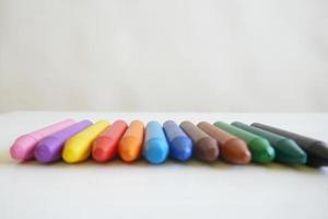 crayons multicolores sur fond blanc photo