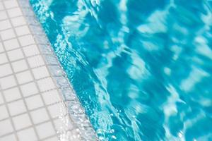 surface d'eau ondulée de la piscine. eau déchirée bleue dans la bannière de vacances d'été de piscine, activité récréative amusante de détente en plein air photo