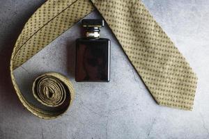 flacon de parfum noir, concept de parfum pour homme photo