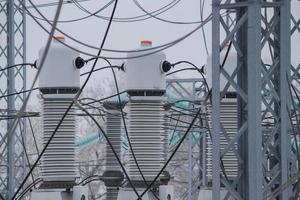 mesure des transformateurs de courant dans un poste à haute tension. éléments d'alimentation électrique de l'infrastructure urbaine. photo