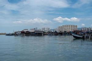 penang vieille maison en bois du patrimoine et le fond est une zone résidente photo