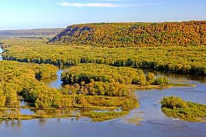 falaises colorées au-dessus d'un confluent de rivière à l'automne photo