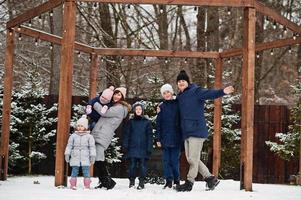 grande jeune famille avec quatre enfants en journée d'hiver. photo