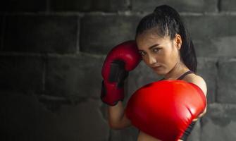 jeunes femmes asiatiques portant des gants de boxe. photo
