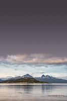 page de garde sur le magnifique coucher de soleil sur la baie d'ensenada zaratiegui dans le parc national de tierra del fuego, canal de beagle, patagonie, argentine, début de l'automne.