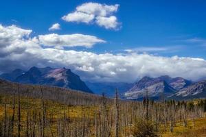 montagnes violettes à côté du lac inférieur des deux médicaments photo