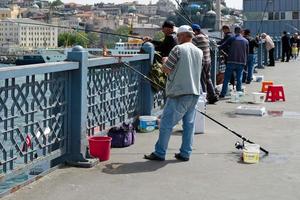 istanbul, turquie - 24 mai. avis de personnes pêchant à istanbul en turquie le 24 mai 2018. personnes non identifiées photo