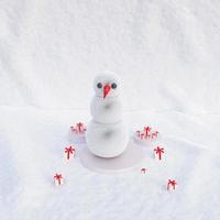 bonhomme de neige avec boîte-cadeau photo