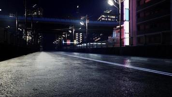 scène nocturne de la ville du japon avec des néons photo