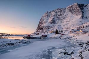 lever du soleil sur l'archipel des lofoten avec village scandinave dans la vallée photo