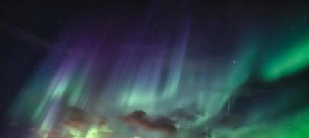 aurores boréales, aurores boréales étoilées dans le ciel nocturne sur le cercle arctique photo