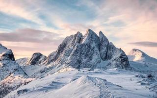 paysage de majestueuse montagne enneigée avec empreinte sur la colline de segla le matin sur l'île de senja photo