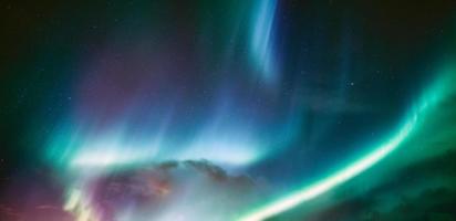 aurores boréales, aurores boréales étoilées dans le ciel nocturne sur le cercle arctique photo