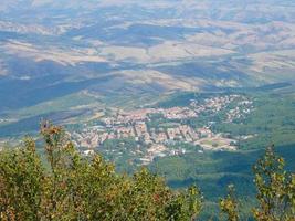 vue sur les collines et les forêts du monte amiata, toscane, italie photo