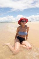 Dame s'amusant sur une plage isolée de corumbau, bahia, brésil photo