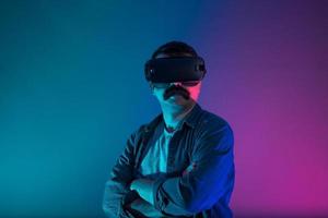 concept de portrait d'homme de réalité virtuelle dans une humeur confiante. photo