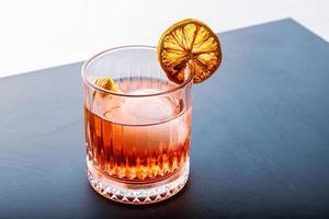 vue détaillée en gros plan d'un cocktail de fruits mous sans alcool photo