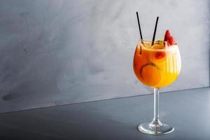 vue détaillée en gros plan d'un cocktail de fruits mous sans alcool photo