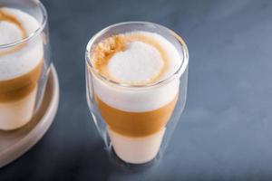 vue parfaitement dégradée de latte macchiato sur fond gris avec espace de copie. photo