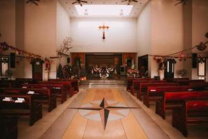 à l'intérieur de l'église de l'immaculée conception dans la campagne province de nakhon nayok, thaïlande photo