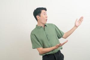 homme asiatique avec la main pointant ou présentant sur fond blanc photo