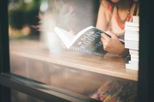 lire des livres à la bibliothèque. photo