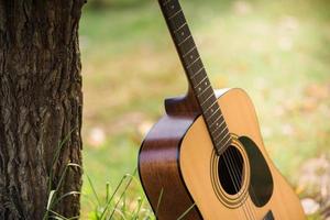 ma guitare classique avec une journée solitaire. photo