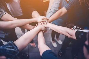 travail d'équipe avec nos bras et nos mains. photo