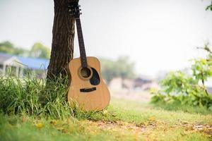 ma guitare classique avec une journée solitaire. photo