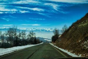 la chaîne de montagnes du monviso et les langhe piémontaises après une chute de neige à l'hiver 2022 photo