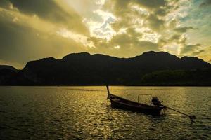 ciel de paysage avec de petits bateaux de pêche en thaïlande photo