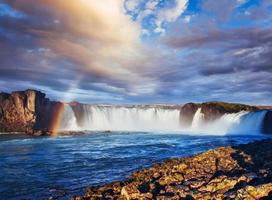 cascade de godafoss au coucher du soleil. monde de la beauté. islande, europe photo