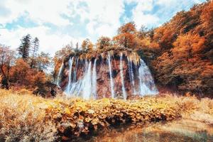 une vue fantastique sur les cascades et l'eau turquoise et la lumière du soleil photo