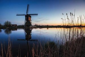 coucher de soleil printanier coloré canal hollandais traditionnel des moulins à vent à rott photo