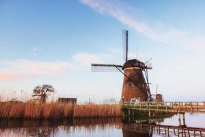 moulins à vent hollandais traditionnels du canal de rotterdam. Hollande photo