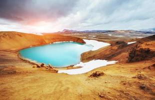 volcan géant surplombe. la turquoise fournit une eau géothermique chaude photo