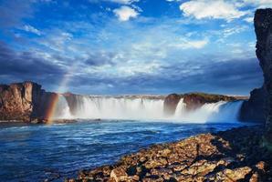 cascade de godafoss au coucher du soleil. monde de la beauté. islande, europe photo