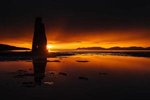 hvitserkur 15 m de hauteur. est un rocher spectaculaire dans la mer photo