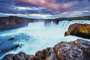 cascade de godafoss au coucher du soleil. paysage fantastique. photo