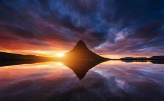 coucher de soleil coloré sur les montagnes. vues fantastiques sur les terres photo