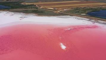 vue aérienne sur le lac rose avec rivage salé avec petites îles avec espace de copie en ukraine photo