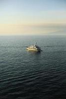 bateau dans la mer, montagne sur fond de mer. photo