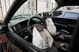voiture après accident. intérieur de la voiture avec airbag après un accident photo
