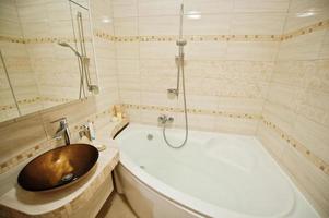 salle de bain moderne et confortable avec lavabo rond en verre photo