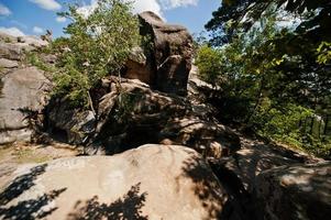 rochers dovbush, groupe de structures naturelles et artificielles taillées dans la roche à l'ouest de l'ukraine photo