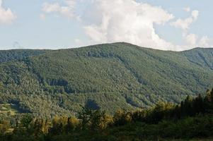 vue sur la crête des montagnes des carpates à l'ouest de l'ukraine photo