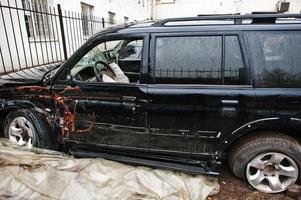 voiture après accident. côté d'un véhicule après un accident de voiture photo